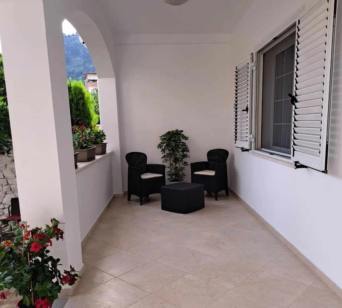 Vila Vokopola Berat